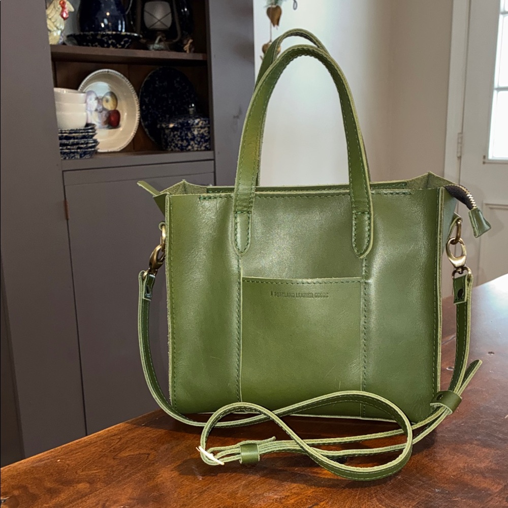 Portland Leather Lola zip tote in pine - Picture 2 of 13